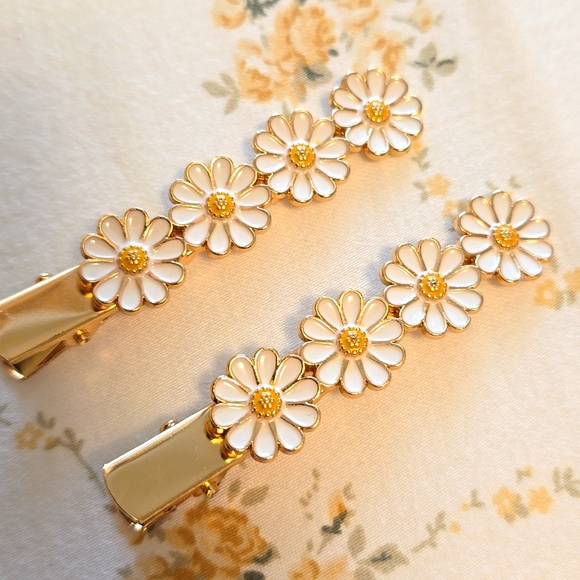 Anthropologie Set Of 2 Gold Tone Metal Daisy Salon Clips - NWOT - Picture 4 of 4